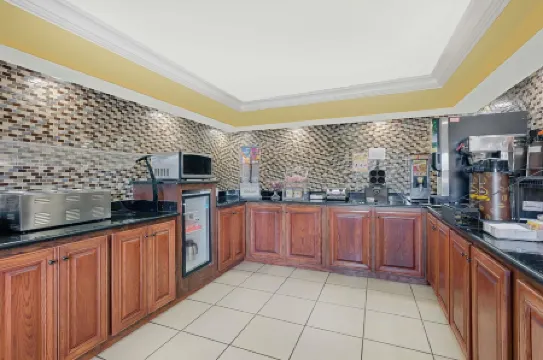 Super 8 by Wyndham Byron/South Macon