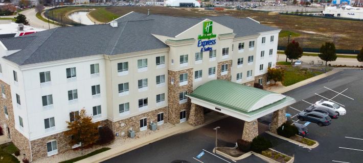 Holiday Inn Express & Suites CHICAGO NORTH-WAUKEGAN-GURNEE by IHG Hotels in Lake County