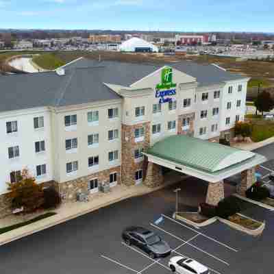 Holiday Inn Express & Suites Chicago North-Waukegan-Gurnee Hotel Exterior