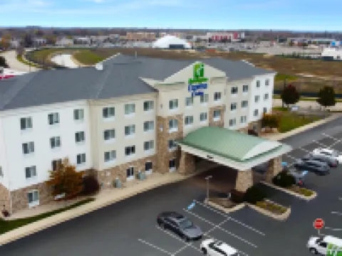 Holiday Inn Express & Suites CHICAGO NORTH-WAUKEGAN-GURNEE by IHG Hotels in Lake County