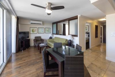 シティビュールーム(ベッドルーム2室)(バス1室) リージェンシー オン ビーチウォーク ワイキキ by アウトリガーの写真