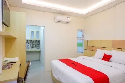 RedDoorz Plus Near Pasar Gede Solo Hotels in Pasar Kliwon