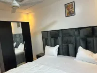 Luxe Apt #4The Retreat Apartments