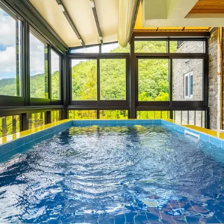 Geojedo Hillstory Kids Pool Villa Отели рядом с достопримечательностью «Тематический бамбуковый парк «Мэнджонджук»»