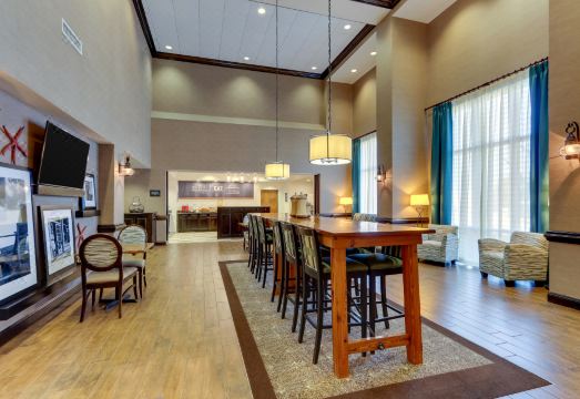 2. 햄프턴 인 & ..