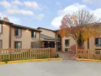 Super 8 by Wyndham Columbia Clark Lane - Pysäköinti