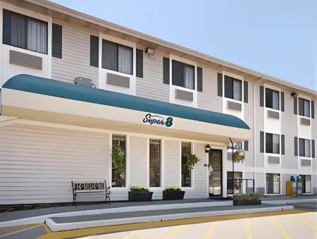 Super 8 by Wyndham Iowa City/Coralville