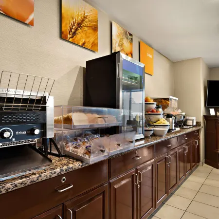 Comfort Inn & Suites Airport Convention Center