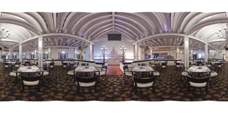 Holiday Inn Leon Отели рядом с достопримечательностью «Expiatory Sanctuary of the Sacred Heart of Jesus»