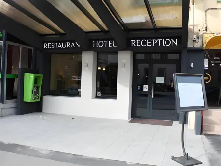 Logis Hôtel- Restaurant la Renaissance Отели в г. Жанмениль