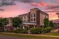 Comfort Inn & Suites at CrossPlex Village - parking