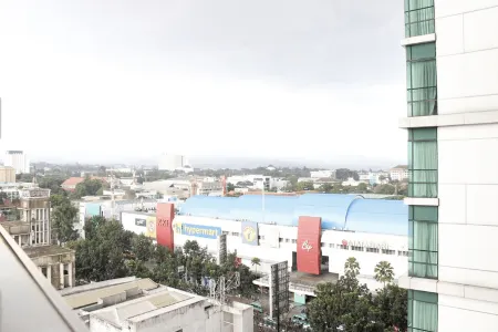 Prime and Comfy Studio at Tamansari la Grande Apartment by Travelio Отели рядом с достопримечательностью «Siliwangi Stadium»