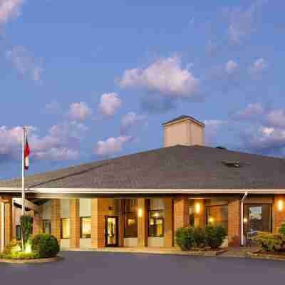 Baymont by Wyndham LaGrange Hotel Exterior