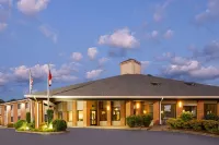 Baymont by Wyndham LaGrange Hotel dekat Lafayette Fountain