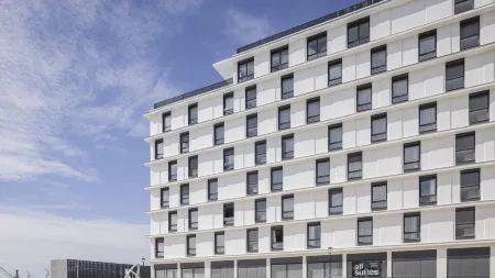 All Suites Appart Hôtel | Le Havre Centre - Les docks Отели рядом с достопримечательностью «Le Square Saint-Roch»