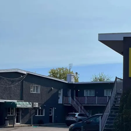 Super 8 by Wyndham Montreal Отели рядом с достопримечательностью «Вердан»