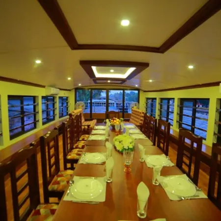 Upper Deck Houseboats