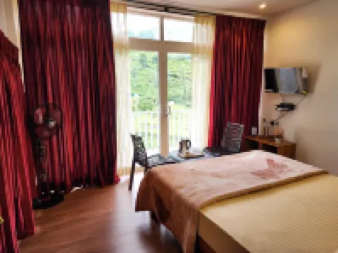 Cloud & Mist Inn-Stay with Mountain Views in Kotagiri, Near Ooty