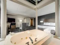 Monte Carlo Inn Brampton - Hot Tub