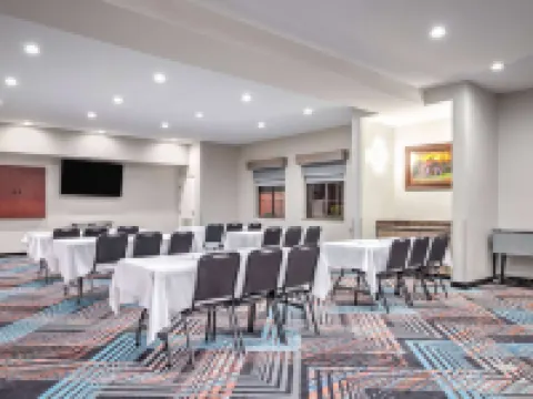 阿爾瓦拉多拉昆塔温德姆套房酒店 約翰遜縣酒店