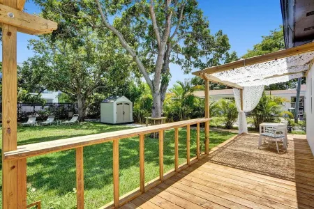 Modern Hallandale Apt w/ Backyard Near Beach