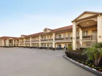 Days Inn & Suites by Wyndham Houston Hobby Airport Hotels near William P. Hobby Airport