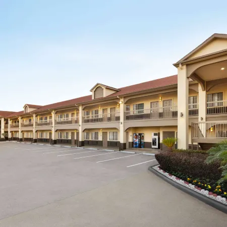 Days Inn & Suites by Wyndham Houston Hobby Airport