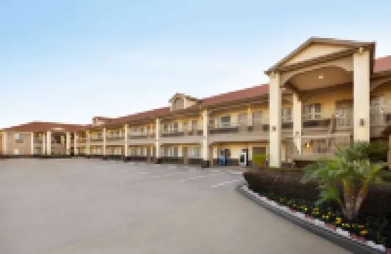 Days Inn & Suites by Wyndham Houston Hobby Airport Hotels near William P. Hobby Airport