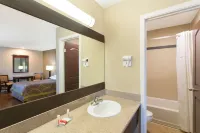 슈퍼 8 바이 윈덤 마리티네즈