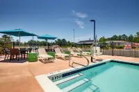 Hampton Inn & Suites Southport - Pools