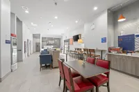 Holiday Inn Express & Suites Bronx - Zoo Area by IHG - sarapan