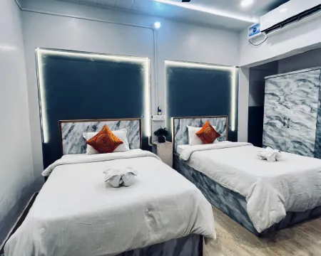 Vibe N Joy | Stay @Dashashwamedh Ghat Hotels in Domari