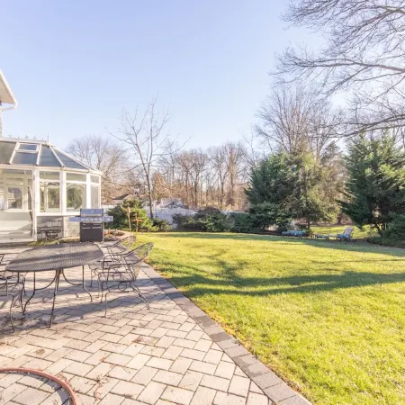Peaceful Spacious Home with Theater. Family Friendly, Centrally located