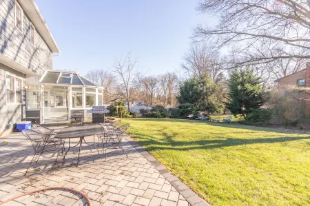 Peaceful Spacious Home with Theater. Family Friendly, Centrally located