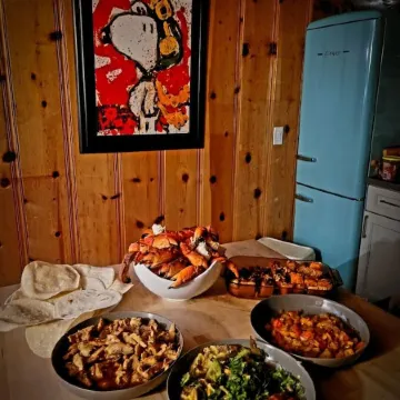 Sundog Cottage - Clean & Cozy - EV - Walk to Food & Beach - Fenced Yard for Dog