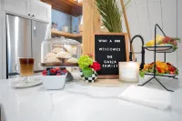 A pet friendly A-Frame with a hot tub & fire pit! 매캘런 호텔