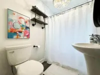 “Birchwood” is a Charming 2 Bedroom Cottage Located at the VA Dare & Sleeps 4!! Hotel a Bedford County