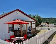 Cute Custer Cottage - Walk to restaurants and shopping