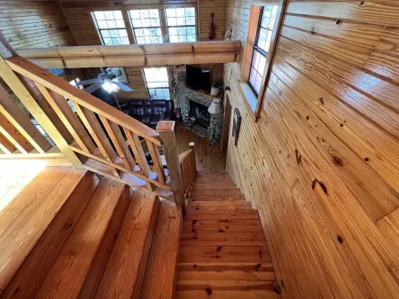 Mountain View Creekside Cabin on 12 Acres.