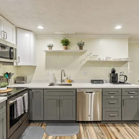 Cozy 1-Bedroom Basement Apartment, Free Parking, Kitchen, Washer/Dryer in Unit