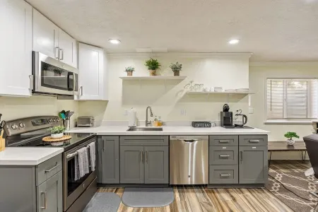 Cozy 1-Bedroom Basement Apartment, Free Parking, Kitchen, Washer/Dryer in Unit