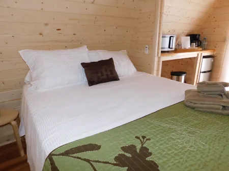 Iris Hill Glamping -"Ted" pod - 5th night FREE Отели в г. Carroll County