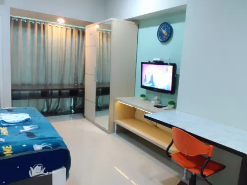 The Square Surabaya - Apartemen Service - King Bed Suite for 2 - Netflix & WiFi - Near Kampus Petra Hotels in Wonocolo