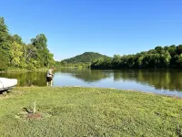 Tranquil Cabin on Lake, 1 hour east of Nashville. Nearby Waterfalls.