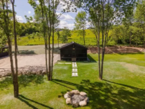 Cheerful Two Bedroom Cabin - 10 minutes to Camden!