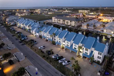 108 1st Floor ! Waterfront !  Pool ! Hot ! Tub 鄰近Packery Channel County Park的酒店