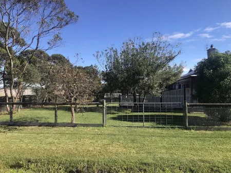 Cosy coastal cottage with all the comforts of home Отели в г. Яррам