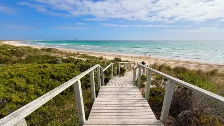 Self contained cabin in quiet coastal bushland setting. Pet friendly! Отели рядом с достопримечательностью «Robe Obelisk»