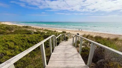 Self contained cabin in quiet coastal bushland setting. Pet friendly!