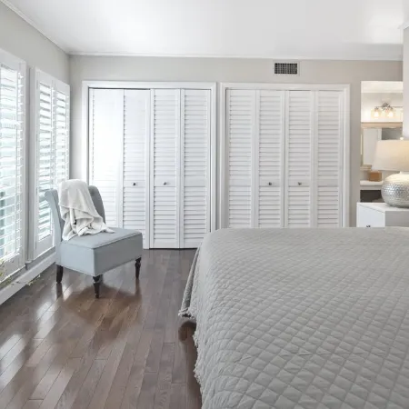 Renovated, Ground Level, 2 Br 2 BA, WiFi, Cable, Pool. 4 Individuals Max.